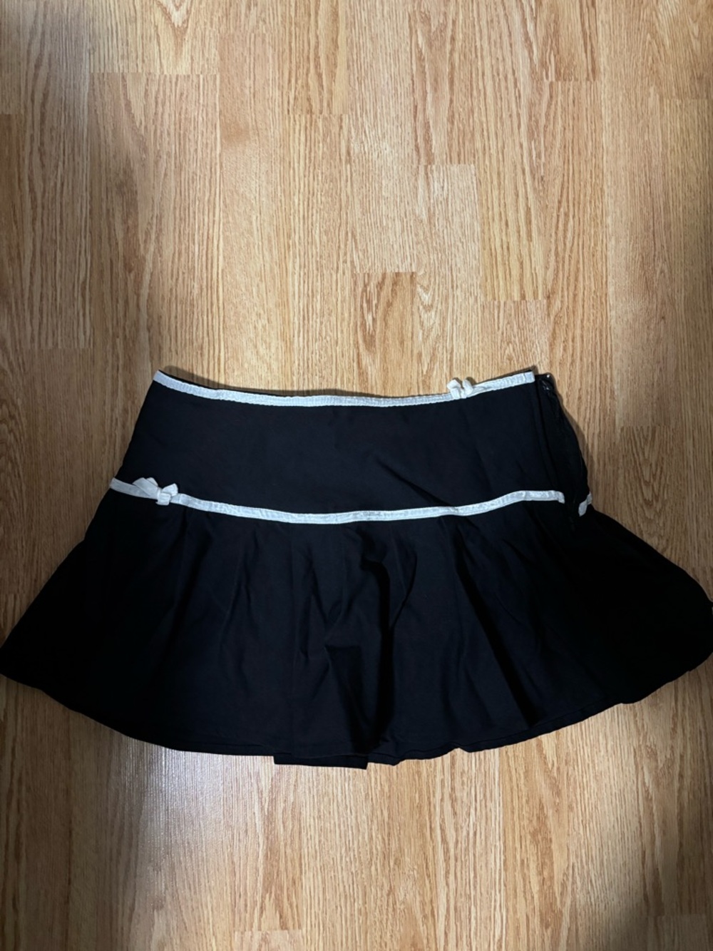 Forever 21 Black ruffle mini skirt with white trim - size large